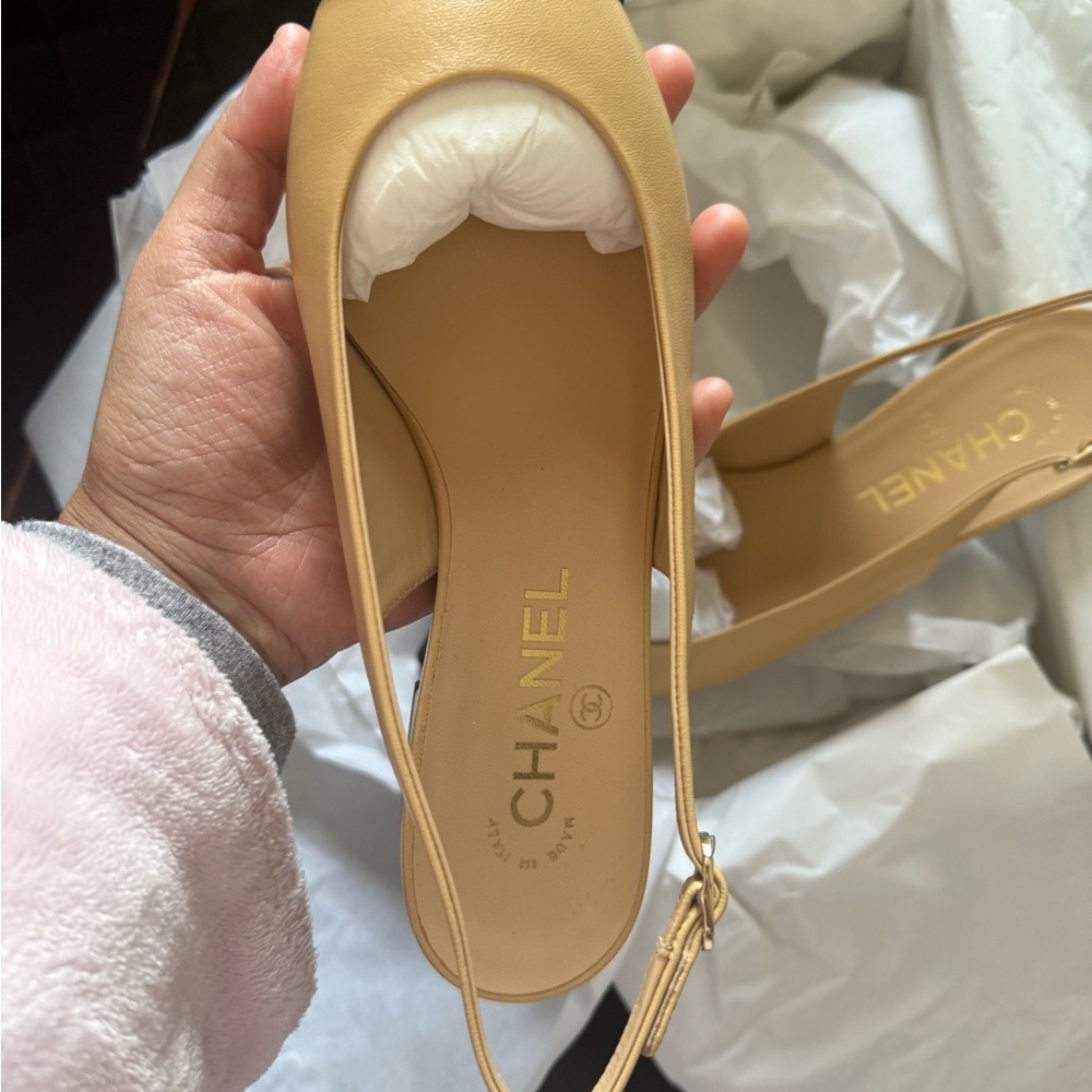 CHANEL Two-Tone Beige and Black Heels - Picture 8 of 12
